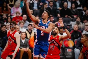 爱游戏体育-浓眉哥迎来三赛季出色发挥，法国队观众热烈欢呼！