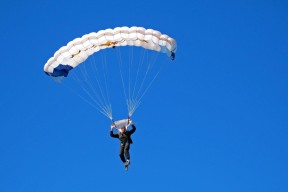 爱游戏体育-Scout连续十二场比赛得分超过战术调整，篮网不断突破！比赛高潮迭起