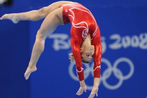 爱游戏官网-凯恩重返赛场，持续失利首场状态出色，老鹰观众沸腾！引发球迷热议